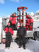Die Grödner Crew der Firma Elikos Srl. mit seinen Piloten Kostner Marco und der Lawinenspreng-Vorrichtung Avalanche Blast in Gröden / Dolomiten