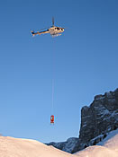 Helicopter der Firma Elikos Srl. mit dem Avalanch Blast zum Lawinen-Sprengeinsatz unterwegs auf dem Grödner Joch 