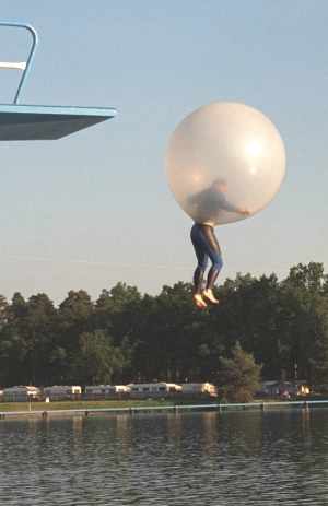 Erstaunlich was man alles mit so einem Künstlerballon ( Climb in Ballon ), Riesenluftballon transparent oder in Farbe von Gummiwerk Czermak & Feger alles so anstellen kann.